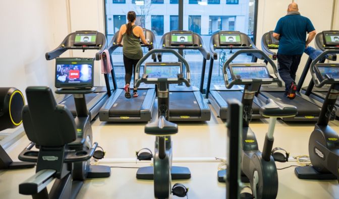 Sport im Fitnessstudio macht mit einem Trainingspartner, einer Trainingspartnerin deutlich mehr Spaß (Symbolfoto)