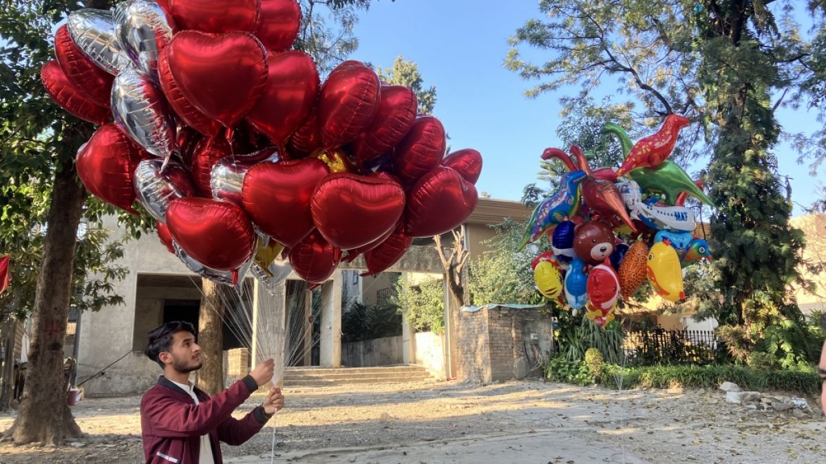 Ballons in Herzform sind nach dem romantischen Date am Valentinstag auch immer eine schöne Geste, anstelle von Blumen Ballons in Herzform sind nach dem romantischen Date am Valentinstag auch immer eine schöne Geste, anstelle von Blumen (Foto)
