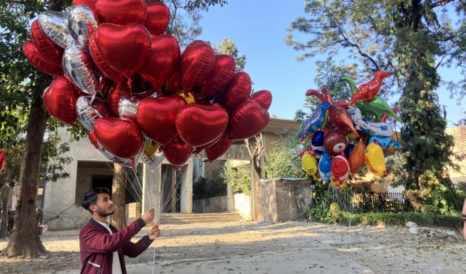 Ballons in Herzform sind nach dem romantischen Date am Valentinstag auch immer eine schöne Geste, anstelle von Blumen