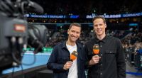 ZDF-Reporter Florian Zschiedrich (l.) moderiert bei der Handball-WM 2025 gemeinsam mit dem Experten Sven-Sören Christophersen (r.).