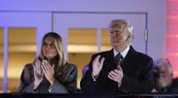 Donald Trump, rechts, und Melania Trump sehen sich vor Amtseinführung ein Feuerwerk im Trump National Golf Club in Sterling, Virginia, an.