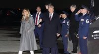 Der designierte US-Präsident Donald Trump und Melania Trump verlassen bei ihrer Ankunft am Dulles International Airport in Dulles, Virginia, ein Flugzeug der Air Force Special Mission.