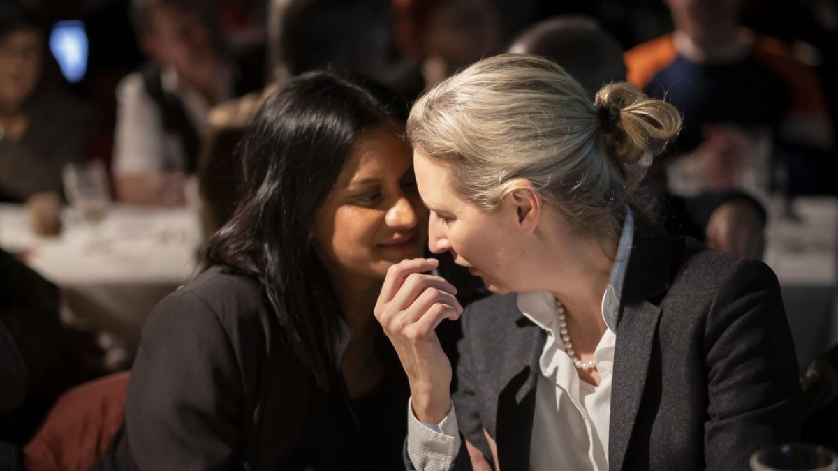 Alice Weidel mit ihrer Lebensgefährtin, der Schweizer Filmproduzentin Sarah Bossard, während der 35. traditionellen "Albisguetli-Tagung" der Schweizerischen Volkspartei (SVP). Alice Weidel mit ihrer Lebensgefährtin, der Schweizer Filmproduzentin Sarah Bossard, während der 35. traditionellen "Albisguetli-Tagung" der Schweizerischen Volkspartei (SVP). (Foto)