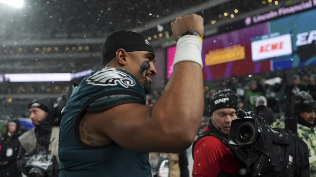 Jalen Hurts triumphiert im Schnee. Jalen Hurts triumphiert im Schnee. (Foto)