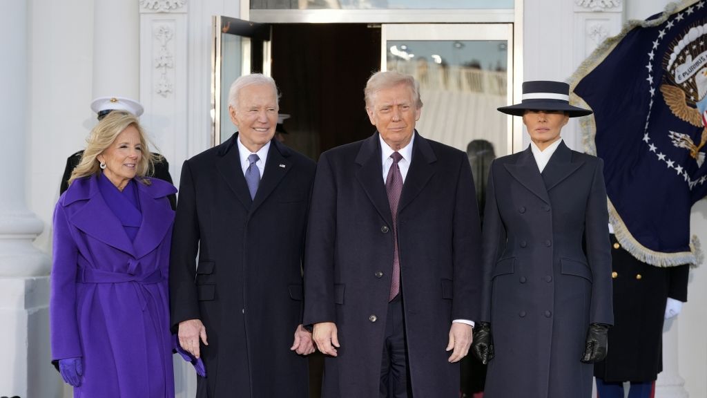 Donald Trump (3.v.l.) und seine Frau Melania wurden zunächst im Weißen Haus von der ehemaligen First Lady Jill Biden (l.) und Ex-US-Präsident Joe Biden (2.v.l.) empfangen. (Foto)