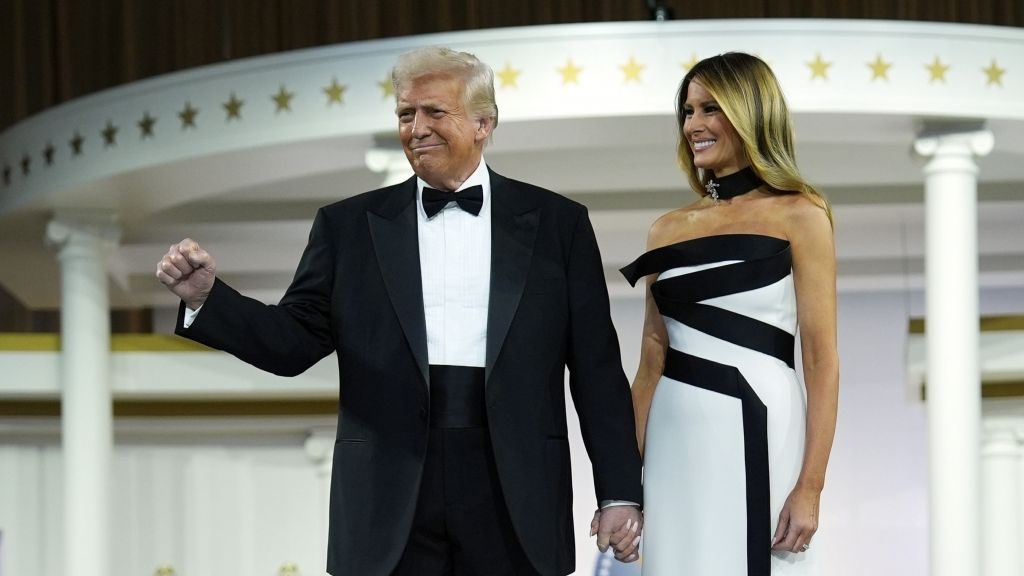 Präsident Donald Trump und First Lady Melania Trump bereiten sich auf den Ball des Oberbefehlshabers vor, der Teil der 60. Amtseinführung des Präsidenten ist. (Foto)