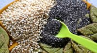 Chia-Samen (rechts) neben Quinoa-Samen (links): die Super-Samen sind unscheinbar, können aber ziemlich viel.