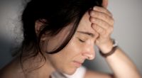 Bereits eine normale Migräne ist schmerzhaft, doch bei manchen Arten von Kopfschmerzen sollten Sie dringend zum Arzt.