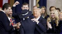 Donald Trump grinst in die Kameras.