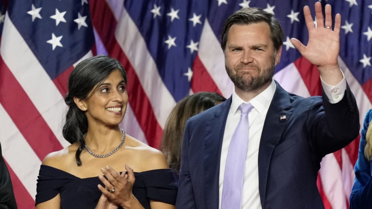 Usha Vance (links) neben ihrem Mann J.D. Vance (rechts): sie könnte kaum glücklicher sein. (Foto)