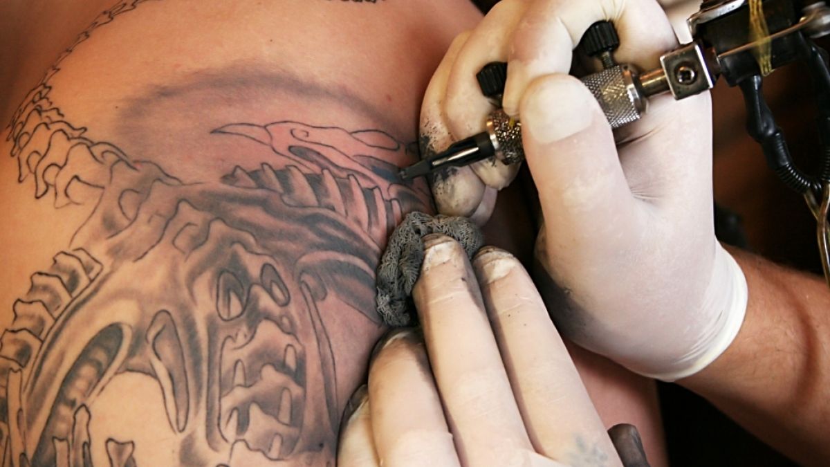 Ein Influencer ist bei einer Tattoo-Narkose gestorben. (Foto)
