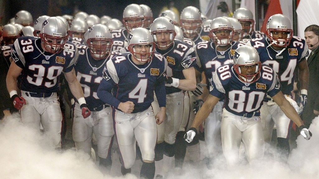 Super Bowl XXXVIII am 01.02.2004, in Houston, Texas, USA: New England Patriots laufen auf das Feld ein, wo sie auf die Carolina Panthers treffen werden.  (Foto)