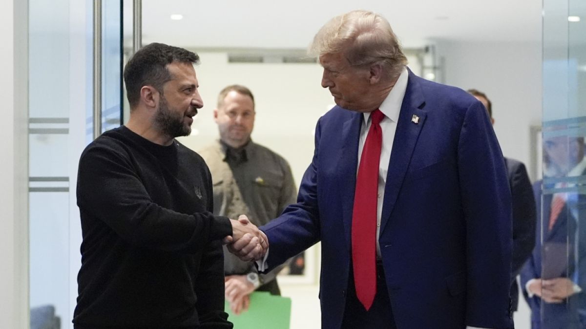 Donald Trump (rechts) hat sich erneut über Ukraine-Präsident Wolodymyr Selenskyj geäußert. (Foto)