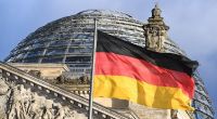 Die schwarz-rot-goldene Flagge weht vor der Kuppel des Reichstages (Symbolbild).