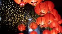 Rote Lampions gehören zum chinesischen Neujahrsfest traditionell dazu, vertreiben sie der Sage nach doch das gefräßige Jahresmonster.
