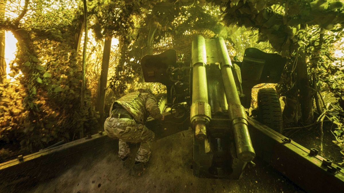 Ein ukrainischer Soldat feuert auf russische Stellungen bei Pokrowsk. Im Frontgebiet zerfiel Berichten zufolge eine weitere neue Brigade der Ukraine. (Foto)
