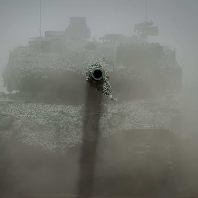 Riesige Explosion sichtbar: Deutscher Panzer schaltet Putin-Kolonne aus
