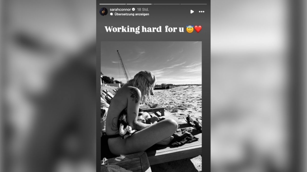 Sarah Connor arbeitet konzentriert (und leicht bekleidet) an ihrem Smartphone. Sarah Connor arbeitet konzentriert (und leicht bekleidet) an ihrem Smartphone. (Foto)