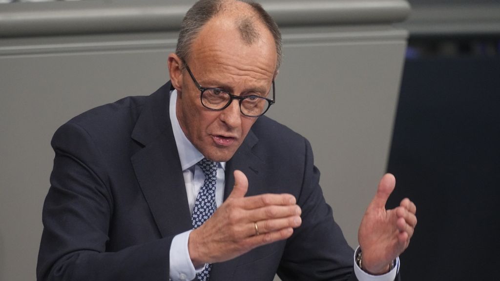 Friedrich Merz' erklärtes Ziel ist das Bundeskanzleramt: Im Februar 2025 will der CDU-Politiker bei der Bundestagswahl triumphieren und Olaf Scholz als Kanzler beerben. Doch wie lief Merz' bisherige politische Karriere? (Foto)