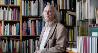 Klaus Willbrand in seinem Antiquariat in Köln-Sülz. Dank seines TikTok-Kanals wurde der literaturverrückte Senior quasi über Nacht zum Social-Media-Star.