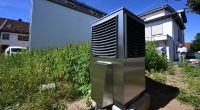Eine Wärmepumpe steht vor einem Neubau (Symbolbild)