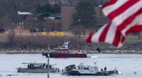 Ein Taucherteam und ein Polizeiboot sind in der Nähe des Wracks im Potomac River vom Ronald Reagan Washington National Airport im Einsatz.