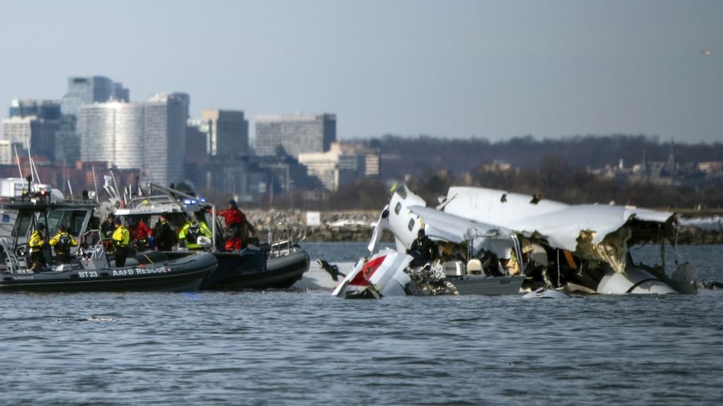 Auf diesem von der US-Küstenwache zur Verfügung gestellten Bild sind Wrackteile im Potomac River in der Nähe des Ronald Reagan Washington National Airport zu sehen. (Foto)