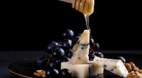 Morbier-Käse aus Frankreich gilt bei Feinschmeckern als himmlischer Genuss - aktuell wird jedoch eine solche Käsespezialität wegen drohender Gesundheitsgefahren zurückgerufen (Symbolfoto).