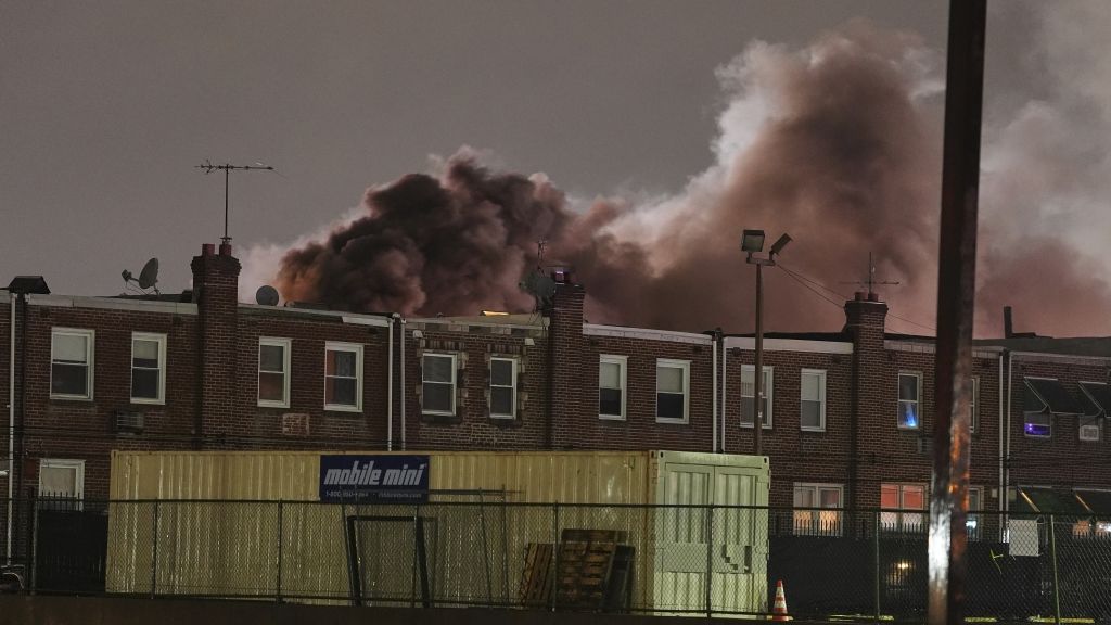 Rauch steigt auf, als Ersthelfer nach dem Absturz eines Kleinflugzeugs in Philadelphia den Tatort untersuchen. (Foto)