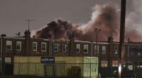 Rauch steigt auf, als Ersthelfer nach dem Absturz eines Kleinflugzeugs in Philadelphia den Tatort untersuchen.