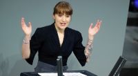 Heidi Reichinnek knöpft sich im Bundestag erneeut Friedrich Merz vor.