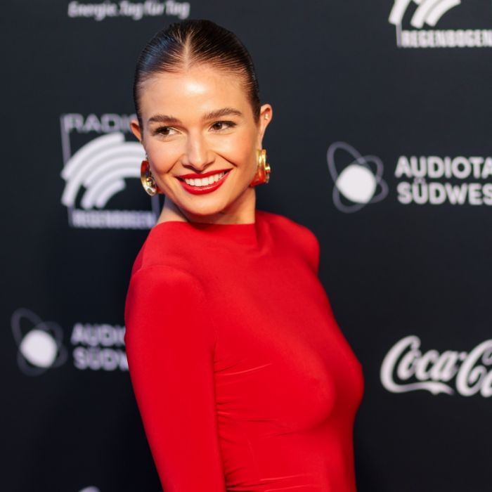 Moderatorin zeigt durch Transparent-Kleid, was sie drunter trägt