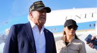 US-Präsident Donald Trump spricht mit Reportern, während First Lady Melania Trump zuhört.