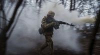 Ein ukrainischer Soldat trainiert in der Region Donezk. Russische Truppen kommen hier offenbar nur langsam voran.