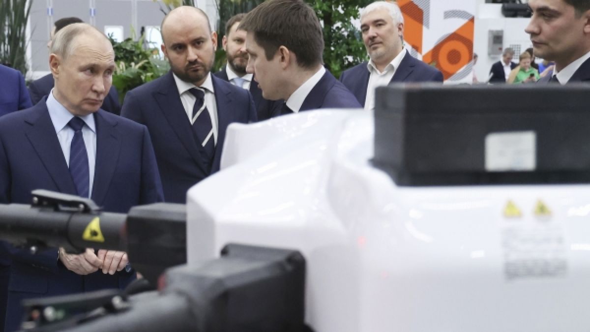 Steckt Wladimir Putin (links) hinter den mysteriösen Drohnenflügen über deutschen Bundeswehr-Standorten? (Foto)