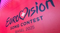 Das Logo des Eurovision Song Contest (ESC) 2025 ist auf einem Banner zu sehen.