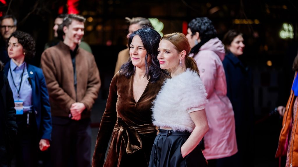 Annalena Baerbock am 04.02.2025 bei der Filmpremiere von "Wunderschöner" neben Regisseurin und Schauspielerin Karoline Herfurth. (Foto)