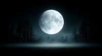 Im Februar leuchtet ein stürmischer Wintermond am Nachthimmel.