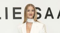 Rosie Huntington-Whiteley bewirbt aktuell ihre neuen Dessous im Netz.