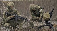 Ein russischer Panzer soll über ein Fahrzeug mit Putin-Soldaten gefahren sein (Symbolbild).