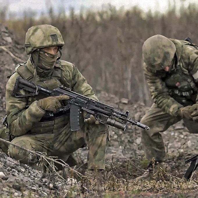 Video entsetzt: Putin-Panzer überrollt Auto voller Kreml-Soldaten