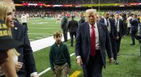 Donald Trumps Enkel Theodore (l.) wurde nach dem gemeinsamen Auftritt mit seinem berühmten Opa beim Super Bowl zum Internet-Star.