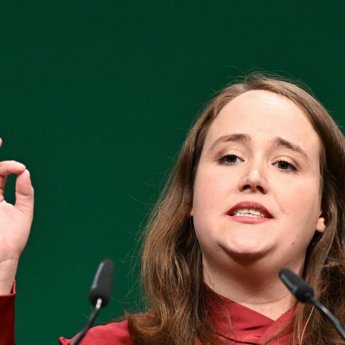 Ex-Grünen-Chefin stichelt nach Debatte gegen CDU-Kanzlerkandidat