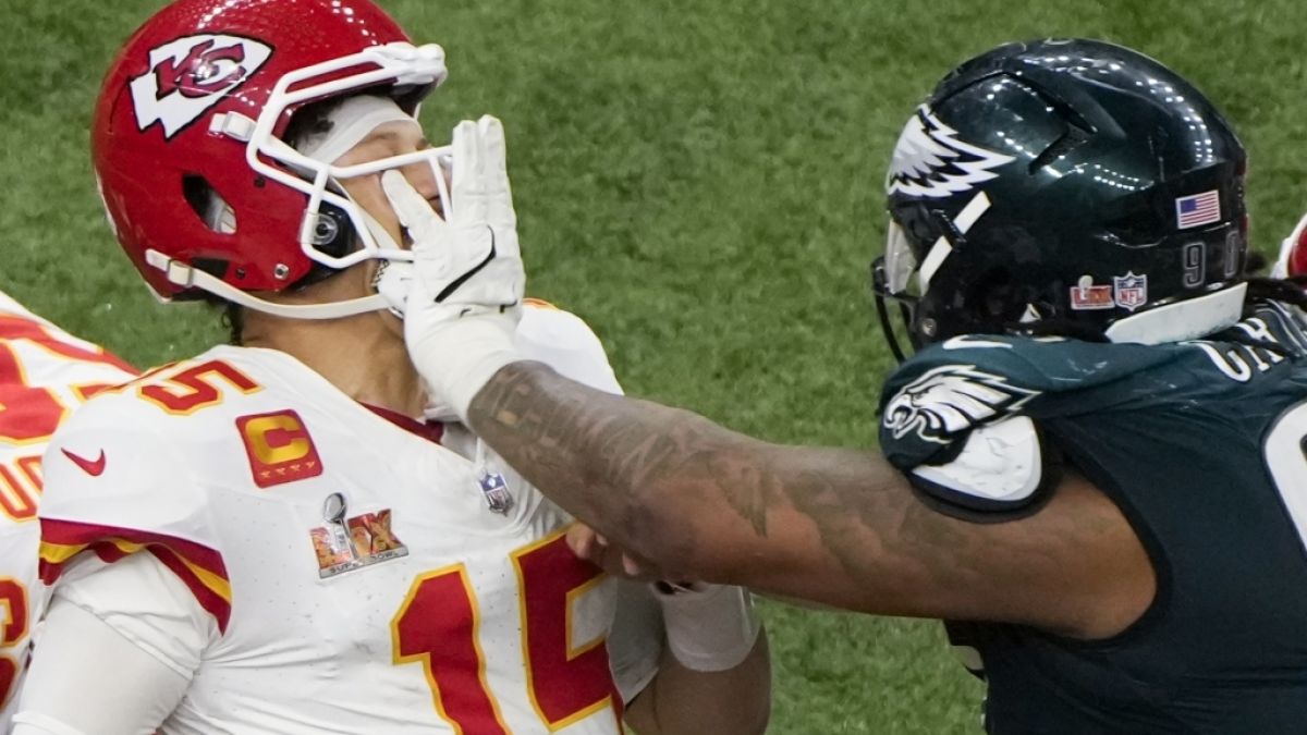 Patrick Mahomes von den Chiefs bekommt eine Hand ins Gesicht beim Super Bowl 2025 in New Orleans, Louisiana gegen die Eagles. Patrick Mahomes von den Chiefs bekommt eine Hand ins Gesicht beim Super Bowl 2025 in New Orleans, Louisiana gegen die Eagles. (Foto)