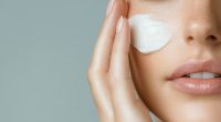 Eine beliebte Hautpflegecreme, die unter anderem bei dm oder Rossmann verkauft wurde, muss aufgrund gesundheitlicher Bedenken zurückgerufen werden (Symbolfoto).