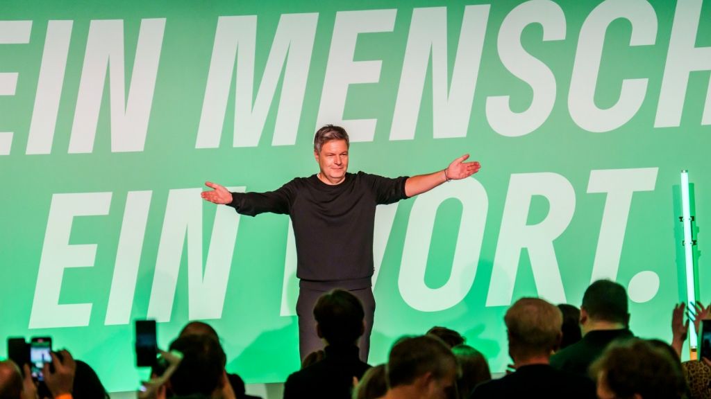 Robert Habeck geht als Kanzlerkandidat der Grünen in die Bundestagswahl 2025. Zuvor absolvierte der Grünen-Politiker in mehr als 20 Jahren etliche andere Stationen in der Politik, wie unsere Foto-Reise in die Vergangenheit zeigt. (Foto)
