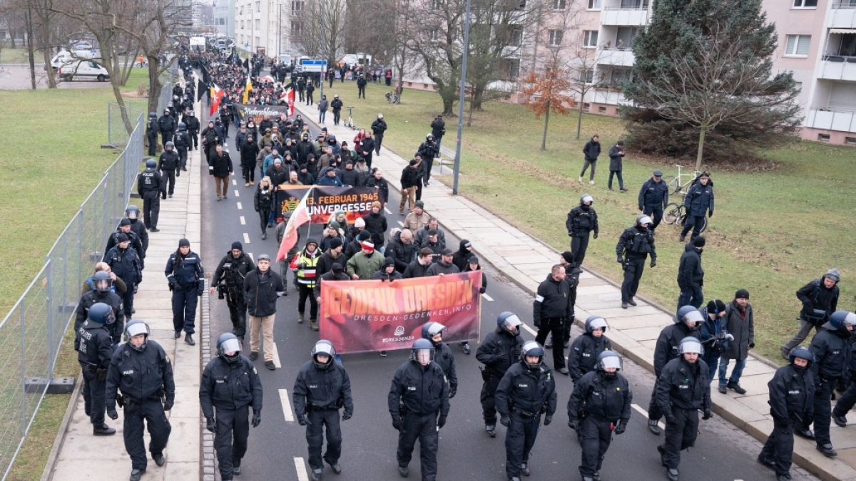 "Trauermarsch" rechter Gruppierungen wird von Polizei durch Dresden begleitet. Anlass war der Jahrestag der Zerstörung der Stadt im Zweiten Weltkrieg. 11.02.2023 "Trauermarsch" rechter Gruppierungen wird von Polizei durch Dresden begleitet. Anlass war der Jahrestag der Zerstörung der Stadt im Zweiten Weltkrieg. 11.02.2023 (Foto)