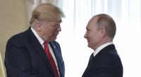 Diese Szenen aus dem Jahr 2018 könnten sich bald wiederholen: Donald Trump ist nach einem Telefonat zu Friedensverhandlungen im Ukraine-Krieg von Wladimir Putin nach Moskau eingeladen worden.