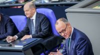 CDU-Kanzlerkandidat Friedrich Merz (r.) hängt mit seiner Union in einer neuen Umfrage die Partei von SPD-Regierungschef Olaf Scholz (l.) weiter ab.
