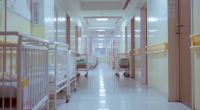 In den USA wird eine Krankenschwester beschuldigt, mehreren Babys die Knochen gebrochen zu haben (Symbolbild).